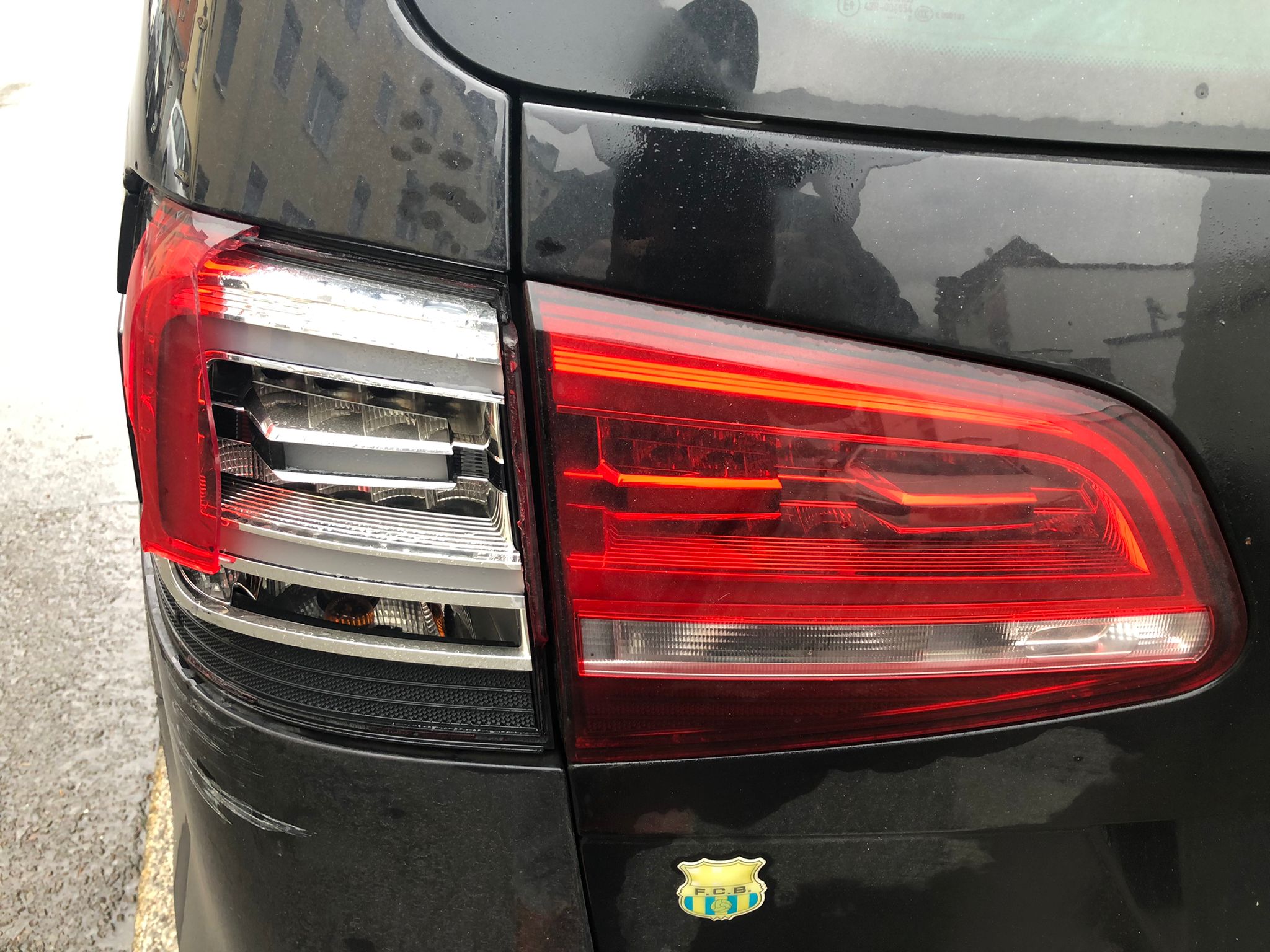 Kratzer an einem Van (Hinten-Links)