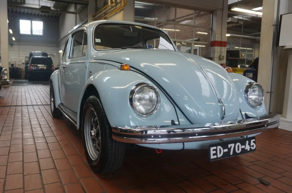 Werkstatt mit Oldtimer