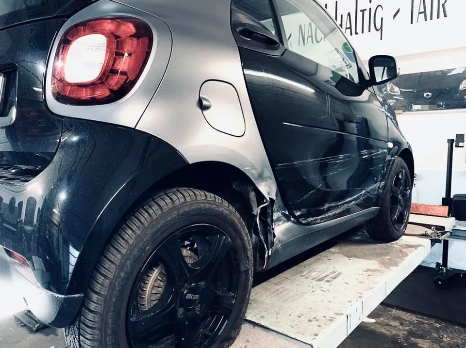 Smart mit seitlichem Schaden (rechts).