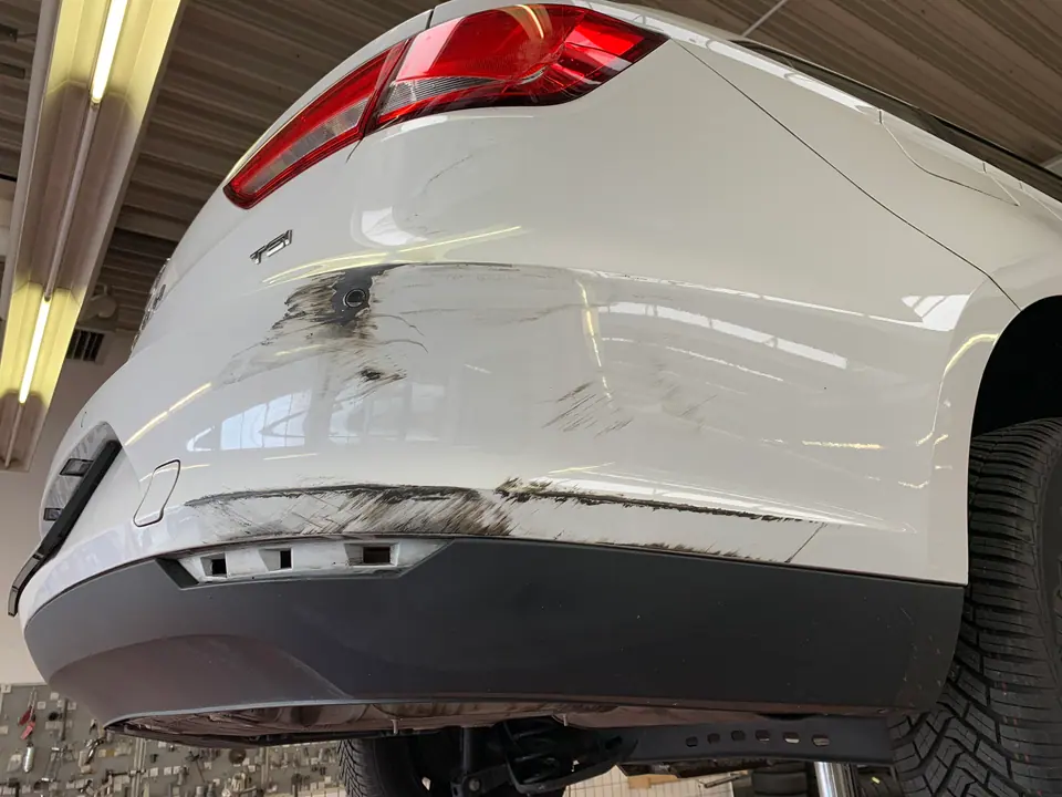 Weißes Auto mit Schrammen (Hinten-Rechts)