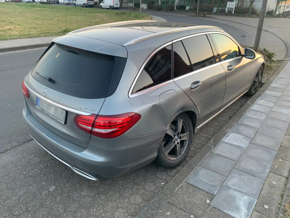 Mercedes mit gebrochener Achse