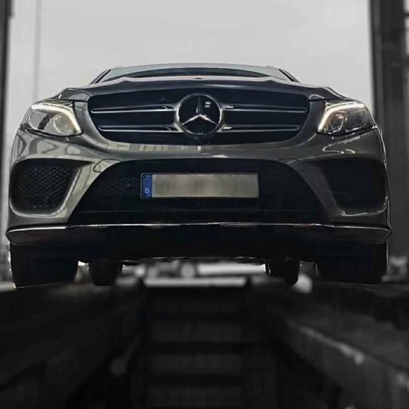Beschädigtes Fahrzeug bei der Erstellung eines Unfallgutachtens